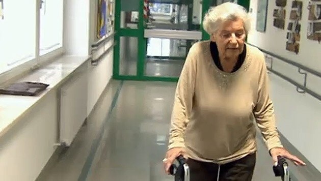 Die 90-jährige Walpurga Peiskar kann wieder gehen. (Bild: tvthek.orf.at)
