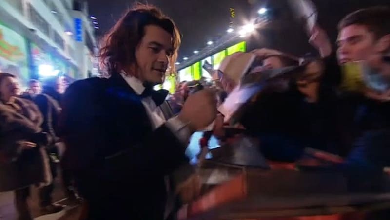 Orlando Bloom (Legolas) nahm sich sehr viel Zeit für seine Fans und signierte zahlreiche Bücher. (Bild: Screenshot www.warnerbros.co.uk)