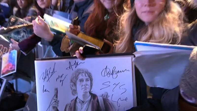 Fan mit einer Zeichnung von Bilbo Beutlin (Bild: Screenshot www.warnerbros.co.uk)