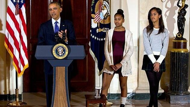 Präsident Obama und seine beiden Töchter bei der Truthahn-Begnadigung vor Thanksgiving (Bild: AP)