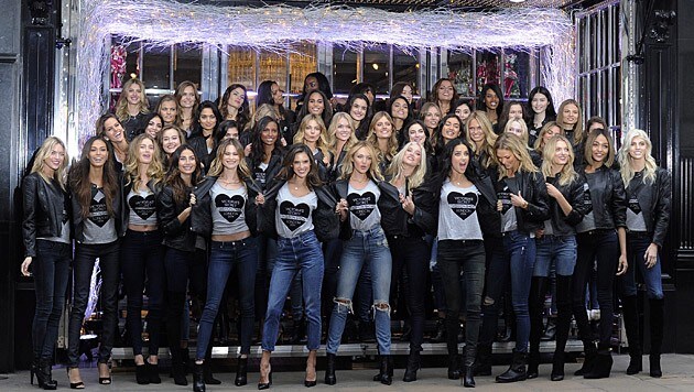 Die Victoria's-Secret-Engerl beim ersten Termin in London (Bild: APA/EPA/FACUNDO ARRIZABALAGA)