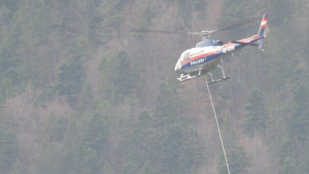 Per Helikopter wurden die Leichen von Vater und Tochter ins Tal gebracht. (Bild: APA/DANIEL LIEBL)