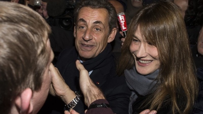 Sarkozy mit Gattin Carla Bruni (Bild: APA/EPA/IAN LANGSDON)