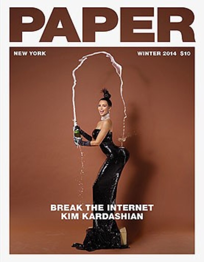 Kim Kardashian ziert das Cover des "Paper"-Magazins - auf ihrem Po steht ein Champagnerglas. (Bild: Paper)