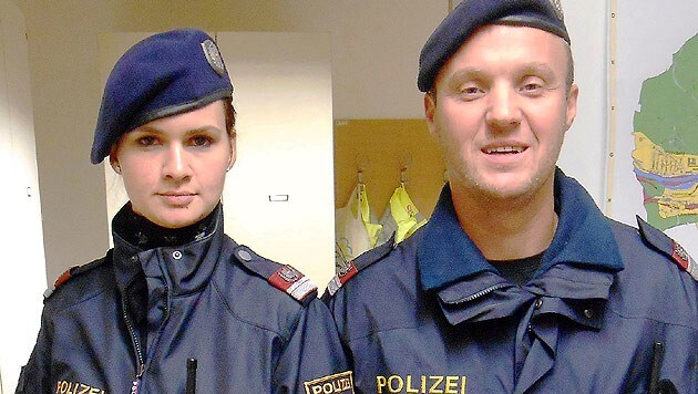 Karin Pramhas und Rupert Heiml von der Polizeiinspektion Steyr Ennserstraße halfen dem kleinen Toni. (Bild: PI Steyr Ennserstraße Geyer)