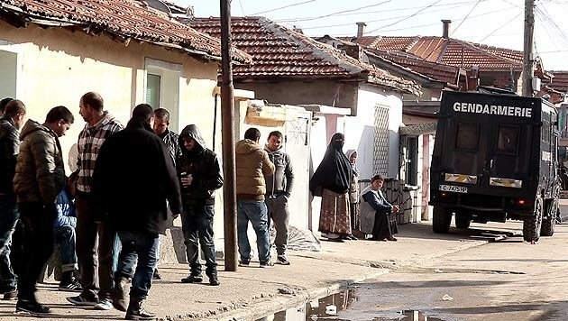 In dieser Roma-Siedlung sind im Zuge der Razzia mehrere IS-Anhänger festgenommen worden. (Bild: AP)