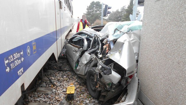 Das Auto wurde vom Zug mit voller Wucht erfasst. (Bild: Einsatzdoku.at)