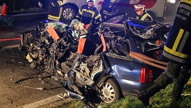 Der Audi wurde bei dem Unfall völlig zerfetzt. (Bild: Matthias Lauber/laumat.at)