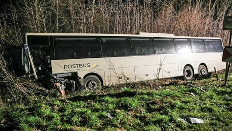 Der Bus blieb unter einer Stromleitung hängen. Die Bergung war deshalb schwierig. (Bild: Matthias Lauber/laumat.at)