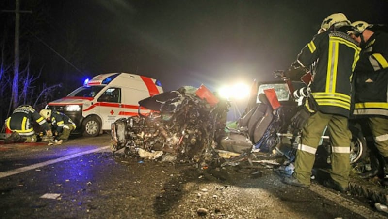 Das Auto war frontal gegen den Bus geprallt. (Bild: Matthias Lauber/laumat.at)