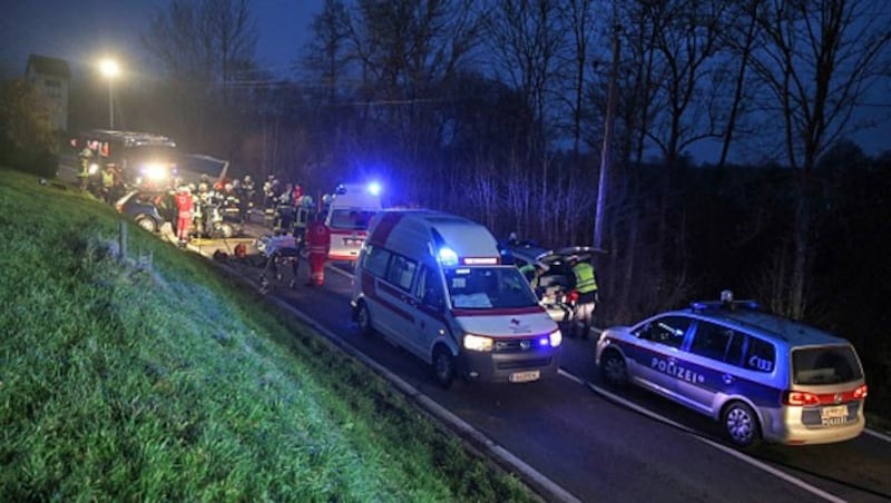 Neben dem Autolenker wurden auch der Busfahrer und ein Schüler verletzt. (Bild: Matthias Lauber/laumat.at)