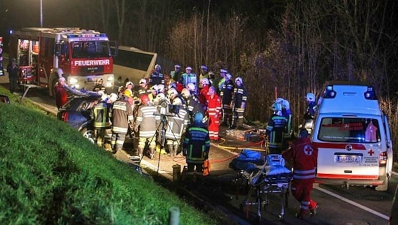 Die Einsatzkräfte benötigten eine Stunde, um den Mann aus dem Wrack zu befreien. (Bild: Matthias Lauber/laumat.at)