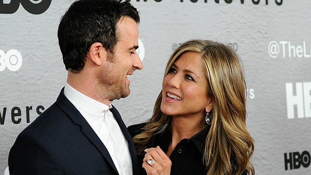 Jennifer Aniston himmelt ihren Verlobten Justin Theroux an. (Bild: AP)