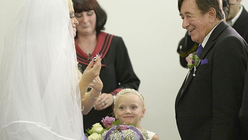 Richard Lugner und Cathy Schmitz während der Trauung im Schloss Schönbrunn. (Bild: APA/HERBERT NEUBAUER)