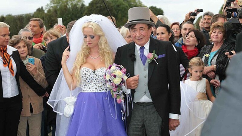 Das Brautpaar Richard und Cathy Lugner badet in der Menge. (Bild: Starpix/Alexander Tuma)