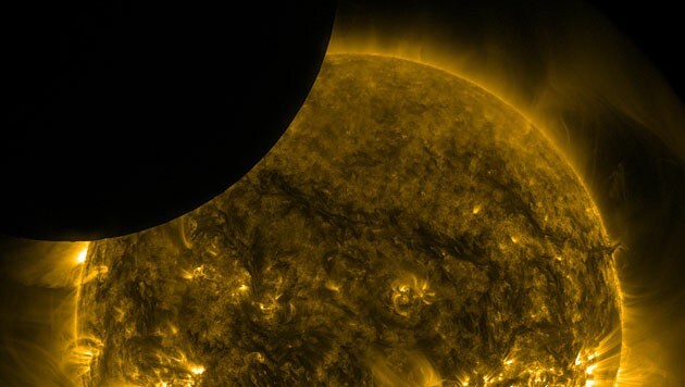 Die von SDO am 22. November beobachtete partielle Sonnenfinsternis (Bild: NASA/SDO/AIA)