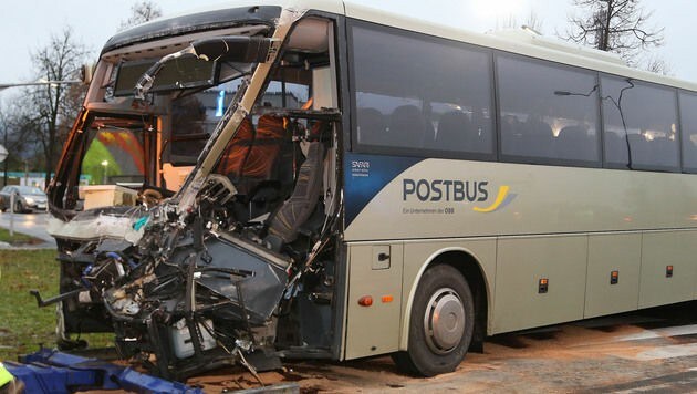 Der Bus wurde durch die Wucht des Aufpralls um 90 Grad gedreht. (Bild: Uta Rojsek - Wiedergut)