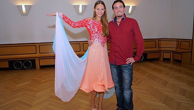 Julia Furdea in ihrem mit 7.000 Swarovski-Kristallen besetzten Kleid (Bild: Tanzschule Rueff)