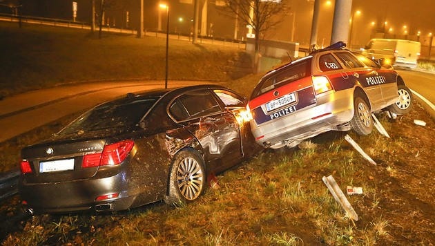 Die Polizeistreife schlitterte gegen den BMW. (Bild: MARKUS TSCHEPP)