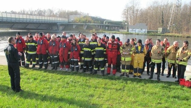 Insgesamt 60 Einsatzkräfte suchen nach der 21-Jährigen. (Bild: BF Graz)