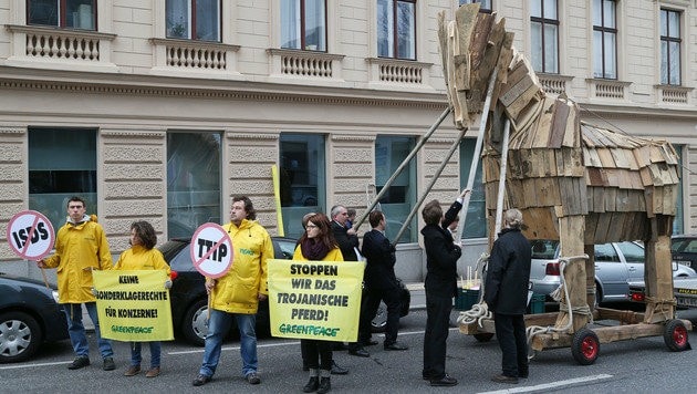 Trojanisches Greenpeace-Pferd als Symbol für die TTIP-Absurdität (Bild: zwefo)