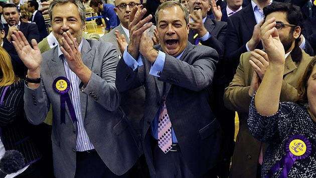 UKIP-Chef Nigel Farage (Mitte) auf der Welle des Erfolgs (Bild: AP)