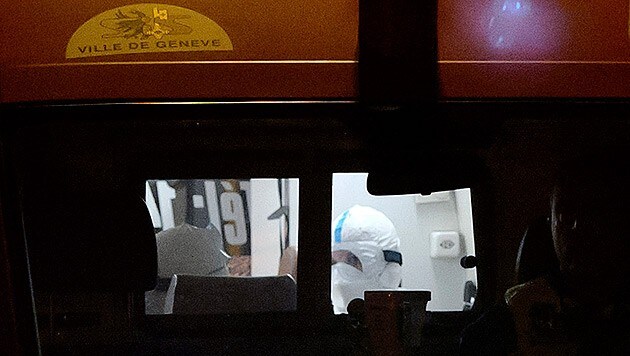 Schnappschuss vom Inneren des Krankenwagens, in dem der Ebola-Patient sitzt (Bild: AP)