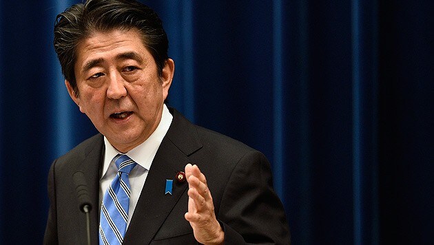 Japans Regierungschef Abe will durch die Neuwahlen seinen Budgetsanierungskurs absichern. (Bild: APA/EPA/FRANCK ROBICHON)