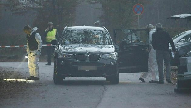 Bluttat auf einem Parkplatz bei Klagenfurt: In diesem Auto wurde ein 53-Jähriger erschossen. (Bild: APA/Gert Eggenberger)