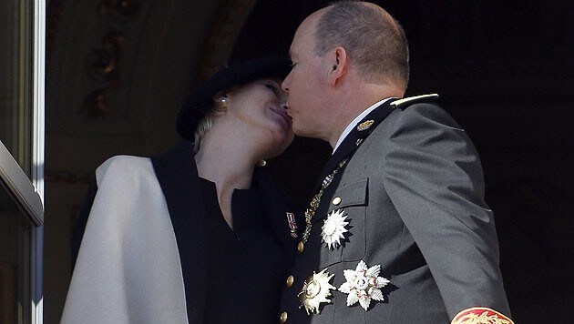 Fürst Albert küsst am Nationalfeiertag zur Freude der Monegassen seine schwangere Charlene. (Bild: AFP)