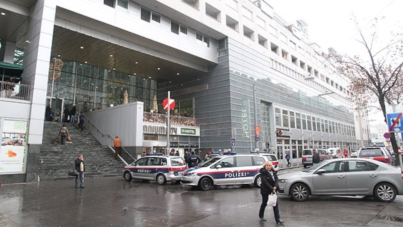 Polizei bei der Millennium City (Bild: Andi Schiel)