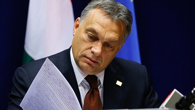 Ungarns Regierungschef Viktor Orban wehrt sich gegen Vorwürfe, die auf einem "Fetzen" stehen. (Bild: APA/EPA/JULIEN WARNAND)