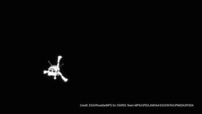 „Rosetta“ schoss nach dem Abdocken ein Foto von „Philae“. Gut zu sehen sind die „Beine“ des Landers. (Bild: Twitter.com/ESA Rosetta Mission)