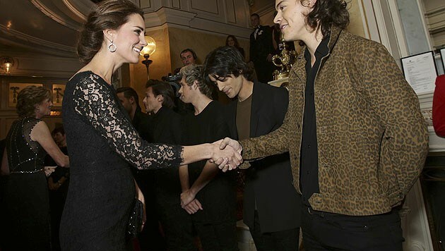 Herzogin Kate schüttelt Harry Styles die Hand - ihr Babybäuchlein ist bereits sichtbar. (Bild: AP)