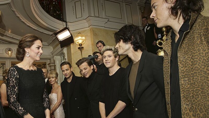 Herzogin Kate im Gespräch mit One Direction (Bild: AP)