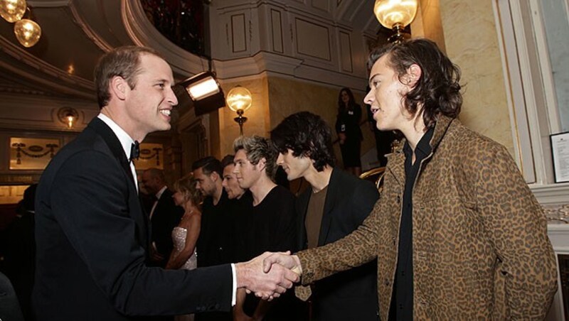 Prinz William schüttelt die Hand von Harry Styles. (Bild: AP)