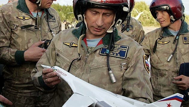 Präsident Wladimir Putin ordnete Trainingsflüge für Langstreckenbomber bis an die Küsten der USA an. (Bild: AP)