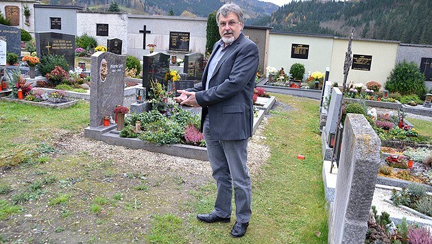 Robert Kalcher zeigt auf die Stelle des Friedhofs, wo sich einst das Familiengrab befand. (Bild: Heinz Weeber)