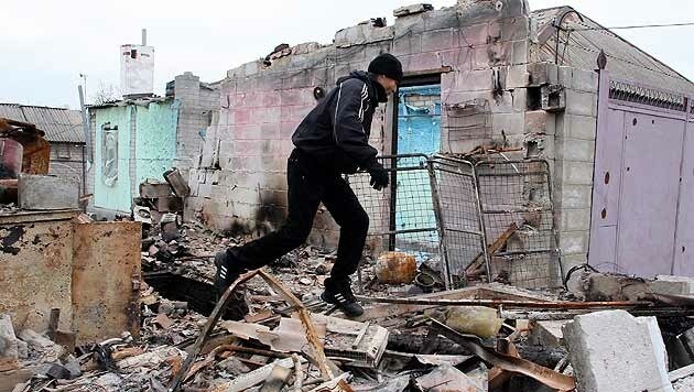In der Separatistenhochburg Donezk herrscht ein Bild der Verwüstung. (Bild: EPA)