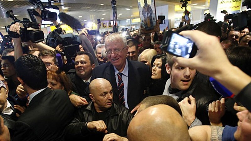 Vojislav Seselj mit Anhängern in Belgrad (Bild: AP)