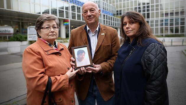 Die Eltern des Verstorben mit FPÖ-Gemeinderätin Angela Schütz (Bild: Gerhard Bartel)