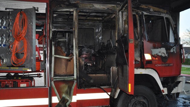 Ein ausgebranntes Feuerwehrfahrzeug in Königsdorf (Bild: APA/BFKDO JENNERSDORF/MARTIN HAFNER)
