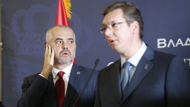 Albaniens Premierminister Edi Rama (links) und sein serbischer Amtskollege Aleksandar Vucic (Bild: APA/EPA/ARMANDO BABANI)
