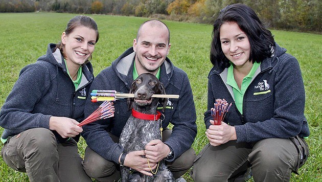 Für das Foto nimmt Hund "Igor" die Raketen ins Maul. Die Trainer Isabella, Florian und Andrea. (Bild: Markus Tschepp)