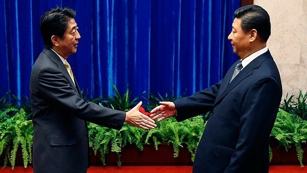 Japans Regierungschef Shinzo Abe mit Chinas Staats- und Parteichef Xi Jinping (Bild: AP)