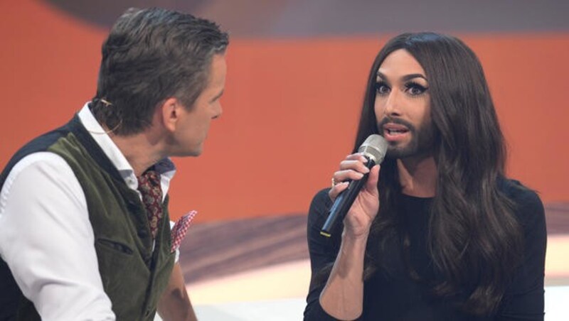 Conchita Wurst in der Sendung "Wetten, dass..?" im Gespräch mit Markus Lanz (Bild: APA/ZDF/SASCHA BAUMANN)