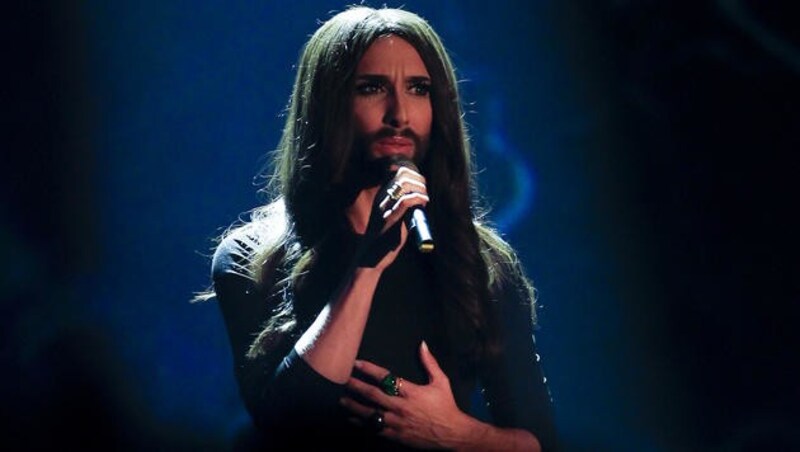 Conchita Wurst feiert in "Wetten, dass..?" die Live-Weltpremiere ihres Songs "Heroes". (Bild: APA/ERWIN SCHERIAU)