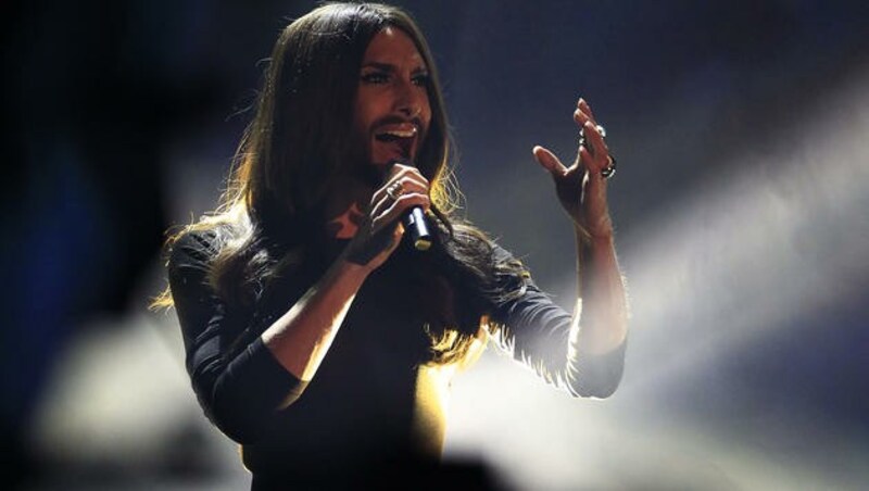 Conchita Wurst stellt in "Wetten, dass..?" ihren neuen Song "Heroes" vor. (Bild: APA/ERWIN SCHERIAU)