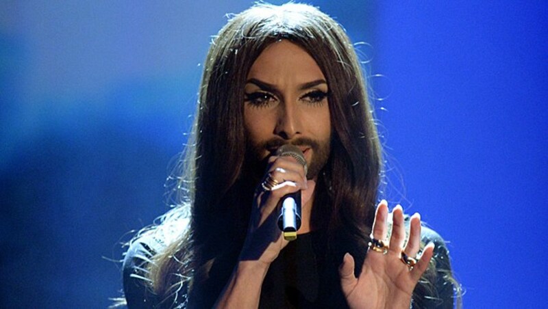 Gewohnt ruhig und ohne bombastische Bühnenshow - Conchita Wurst bei "Wetten, dass..?" (Bild: APA/ZDF/Sascha Baumann)