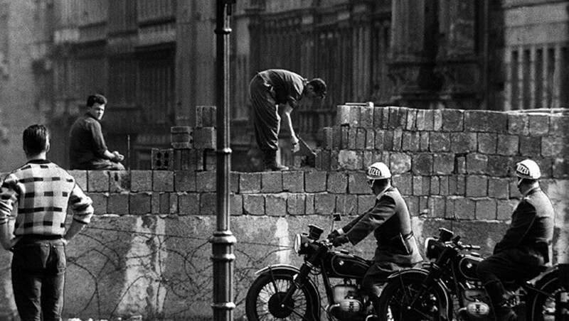 Arbeiter erhöhen die Sektorensperre an der Bernauer Straße in Berlin 1961. (Bild: dpa)